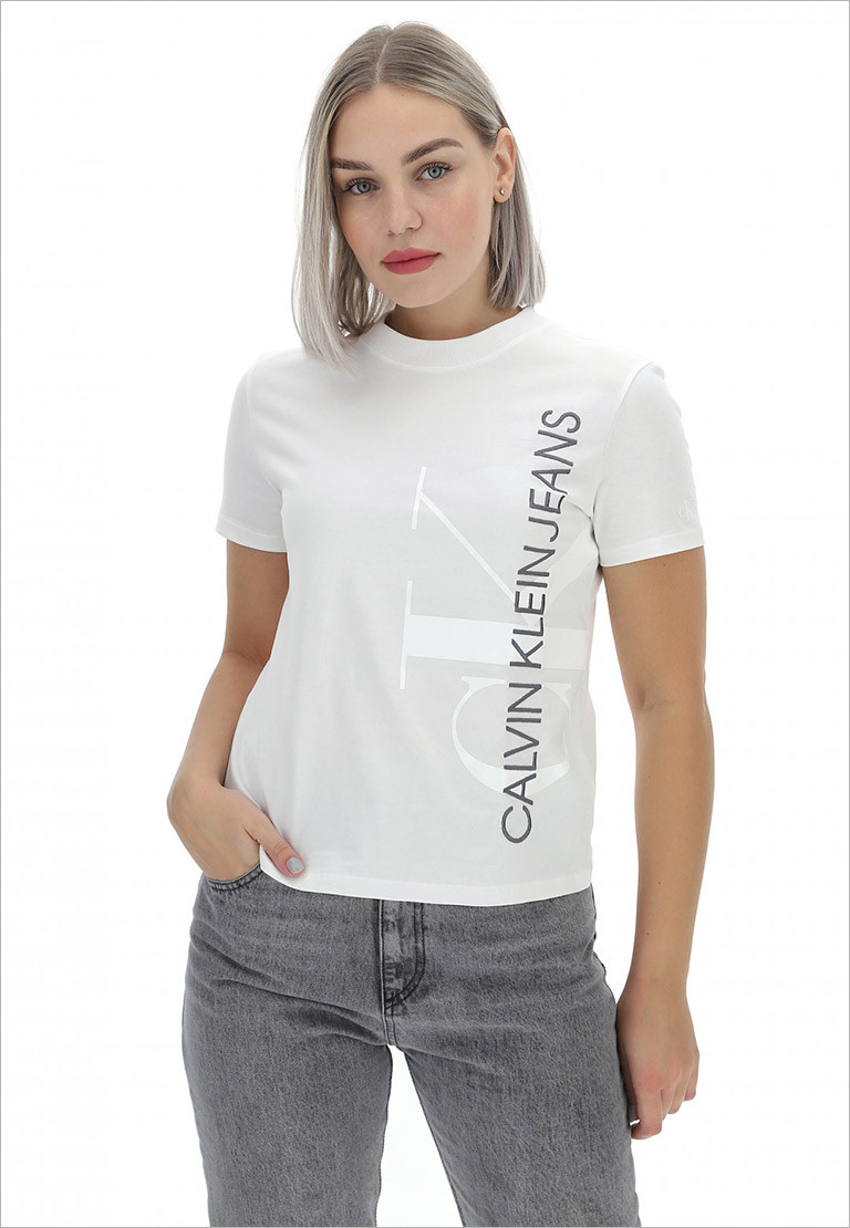 T-shirt-Calvin-Klein-Jeans-logo-verticale.jpg