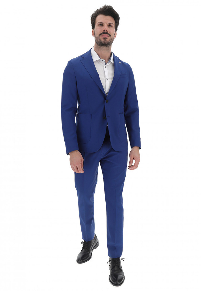 Completo-elegante-blu-uomo-con-camicia-bianca.jpg